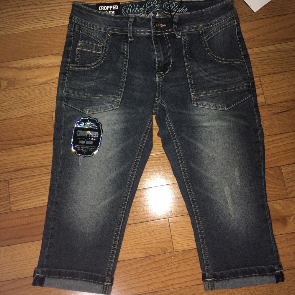 Cropped mid rise shorts